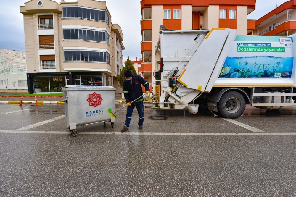 Karesi’de çöp konteynırları düzenli olarak yıkanıp dezenfekte ediliyor