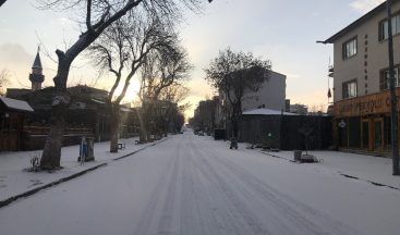 Kars’ta beyaza bürünen sokaklarda Covid-19 sessizliği