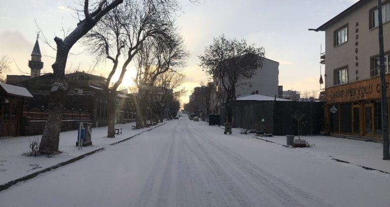 Kars’ta beyaza bürünen sokaklarda Covid-19 sessizliği