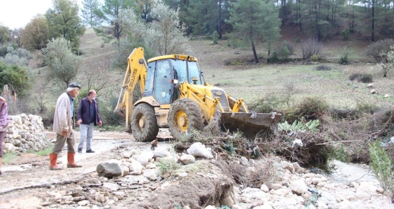 Kaş’ta belediye ekipleri zarar gören bölgede