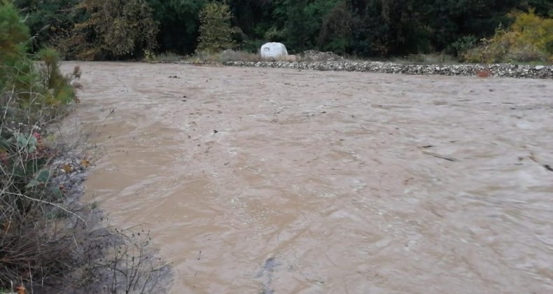 Kemer’de tarım alanları suyla doldu, köprü tıkandı, kaya parçaları yollara düştü