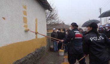 Kırıkkale’de “En Güzel Köy Benim Köyüm” projesi: Jandarma ve polis ev boyadı