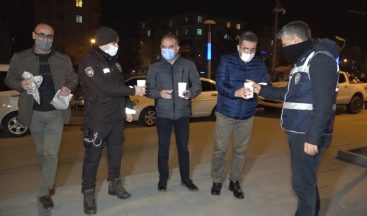 Kısıtlama nöbeti tutan polislere sıcak çorba ikram edildi