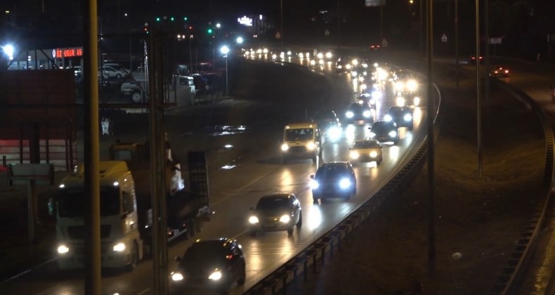 Kısıtlama öncesi kilit kavşakta trafik yoğunluğu: Vatandaşlar yollara akın etti