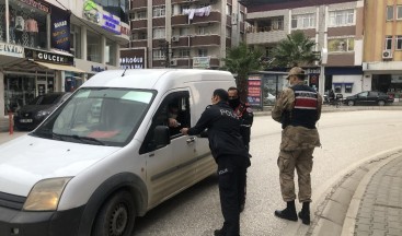 Samandağ’ında Denetimin Yapan Polis ve Jandarmaya Vatandaşlar Kolonya İkram Etti