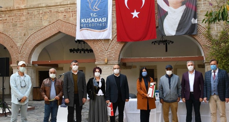 Kuşadası Belediyesi 75 öğrenciye daha tablet dağıttı