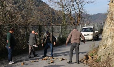 Mahallelinin Üstüne Taş Yağıyor