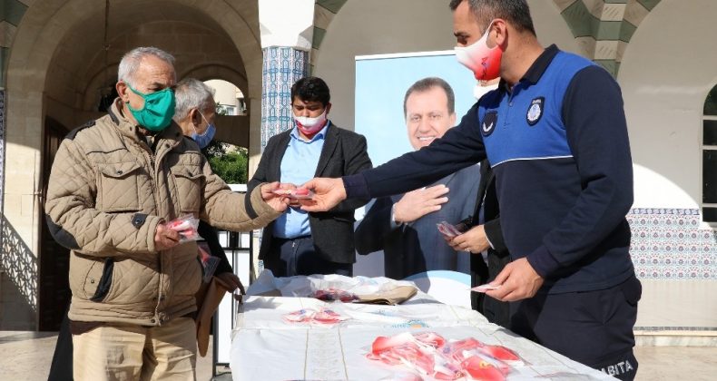 Mersin’de Cuma namazı çıkışı maske dağıtıldı