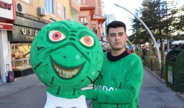 Niğde’de korona virüs kostümü giyen kişi vatandaşları uyardı