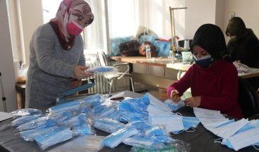 Bitlis’te Gönüllü 15 Öğretici Kadın Günlük 7 Bin Maske Üretiyor