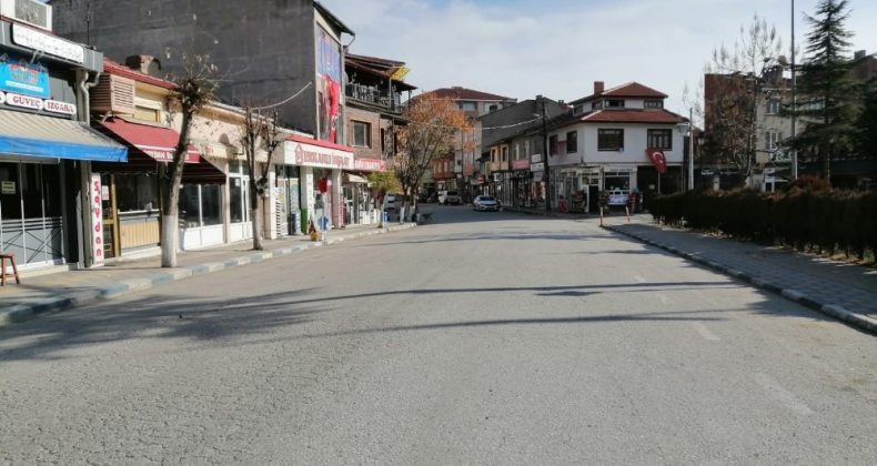 Pazaryeri’nde cadde ve sokaklar boş kaldı