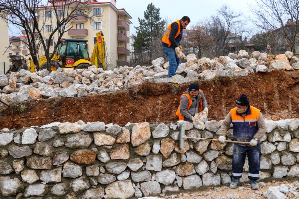 Safranbolu Belediye’sinin 120 tonluk taş duvar çalışması