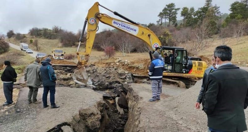 Denizli’de Sağanak Yolarda Çökmelere Neden Oldu