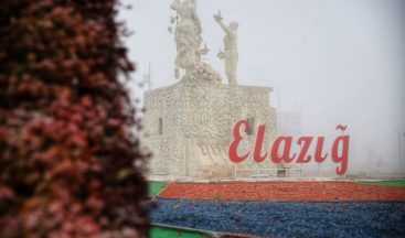 Sessizliğe bürünen Elazığ, sisle kayboldu