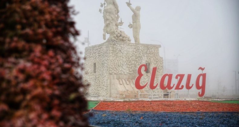 Sessizliğe bürünen Elazığ, sisle kayboldu