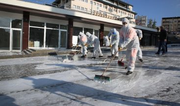 Şırnak’ta cadde ve sokaklar korona virüse karşı köpükle yıkandı