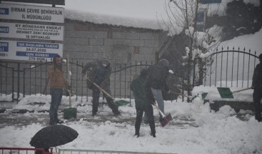 Şırnak’ta karla mücadele çalışmaları sürüyor