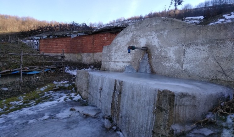 Soğuk hava çeşmeleri ve yalakları dondurdu