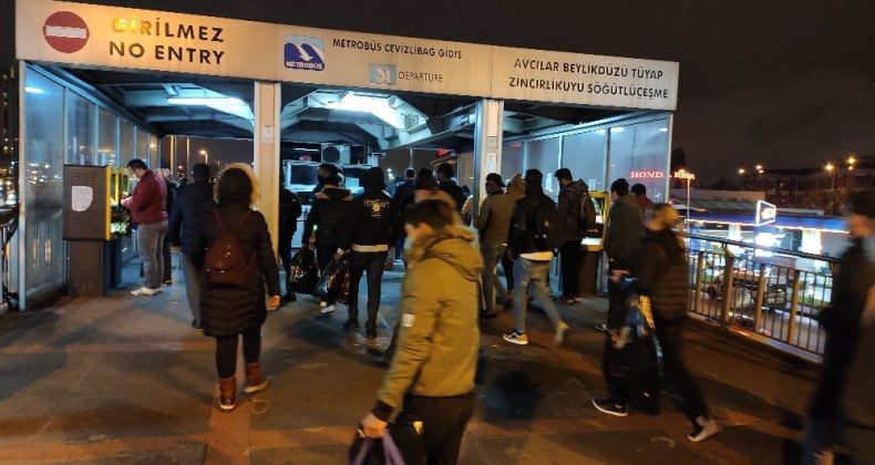 Sokağa çıkma kısıtlamasına 1 saat kala İstanbul’da trafik yoğunluğu arttı