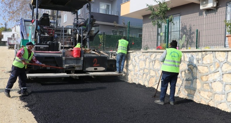 Toroslar’da üst yapı çalışmaları ile yollar yenileniyor