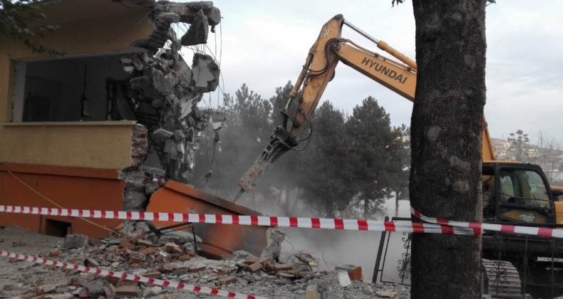 Tosya’da depreme dayanıksız okulların yıkımı sürüyor