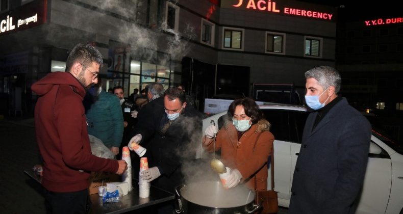 Tuşba Belediyesinden sağlık ve güvenlik çalışanlarına sıcak çorba ikramı