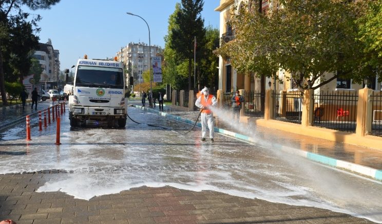 Üç bin kişinin karantinada olduğu ilçede caddeler yıkanıyor