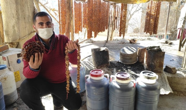 Yaz kış demeden cevizli sucuk yaparak geçimlerini sağlıyorlar