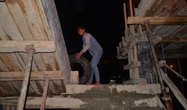 Yeni yapılan evlerinde betonun donmaması için lastik yaktılar
