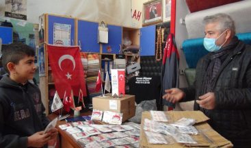Yerden maske alıp kullanan yaşlıyı gördü 24 bin maske dağıttı