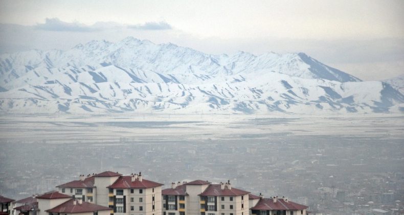 Yüksekova’da karlı dağların güzelliği