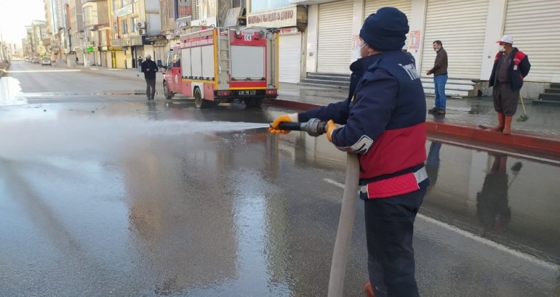 Yüksekova’da yollar tazyikli suyla yıkandı