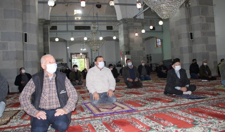 622 yıllık tarihi Bergama Ulu Camii’nde yeni yılın ilk cuma namazı