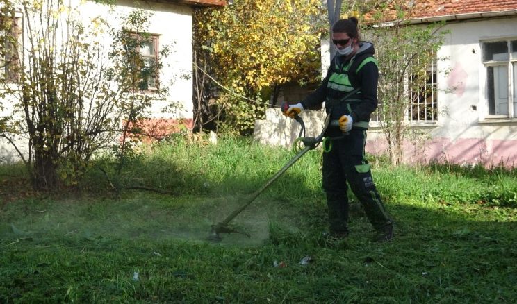 80 saatlik kısıtlamada 65 yaş üstü vatandaşların bahçelerinin bakımı yapıldı