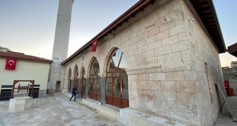 Afrin’deki Ömer Bin Hattab Camii ve Nebi Huri Türbesi restore edildi