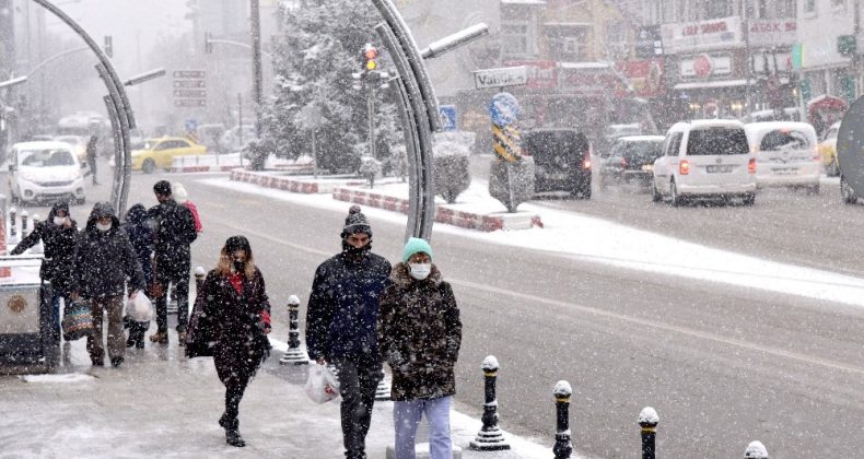 Afyonkarahisar’da belediye ekipleri karla mücadeleye hazır