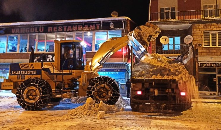 Ahlat’ta eksi 10 derecede karla mücadele çalışması