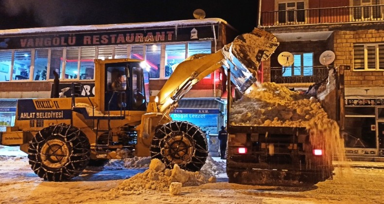 Ahlat’ta eksi 10 derecede karla mücadele çalışması