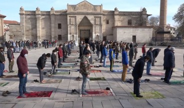 Aksaray’da yılın ilk cuma namazı sosyal mesafeyle kılındı