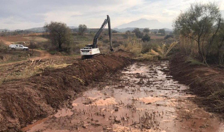 Alahıdır’da 3,5 kilometre dere temizliği yapıldı