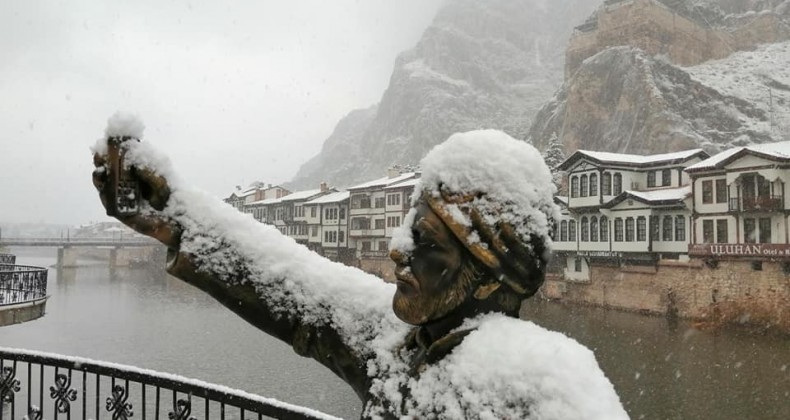 Amasya’ya yılın ilk karı yağdı