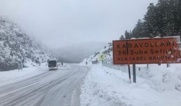 Antalya-Konya karayolunda kar kalınlığı 30 santimetreye ulaştı