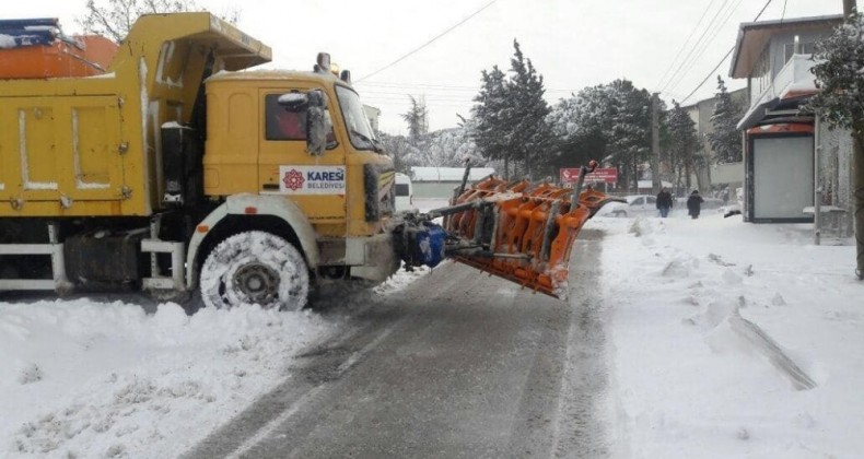 Balıkesir’de kar yağışı nedeniyle 225 kırsal mahalle yolu kapandı