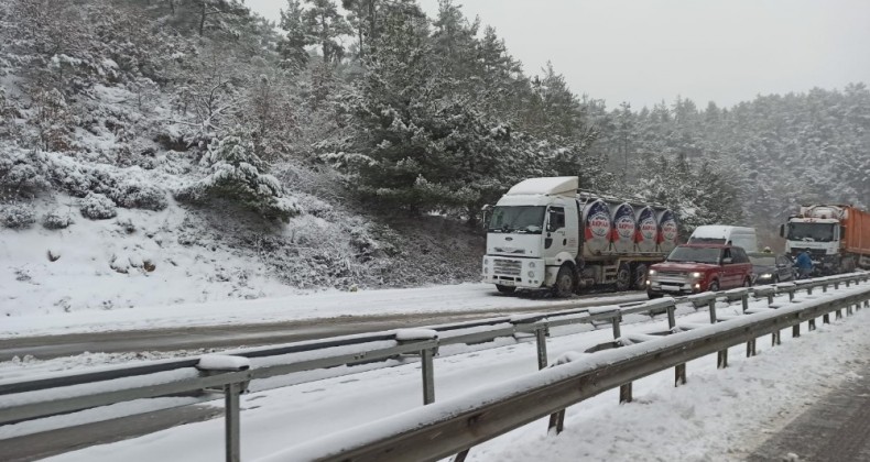 Balıkesir’de karla mücadele çalışmaları sürüyor