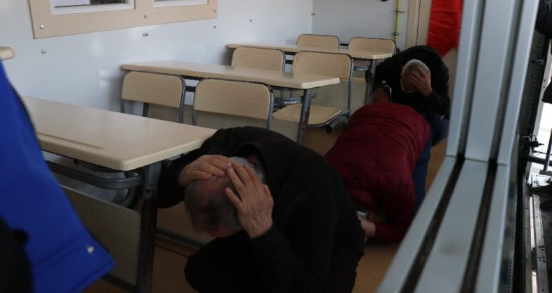 Basın mensupları depremi simülasyon tırında bir kez daha yaşadı