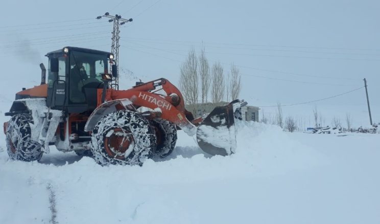 Başkale Belediyesi kamyonlarla kar taşıyor