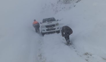 Belediye ekiplerinin karda zor anları