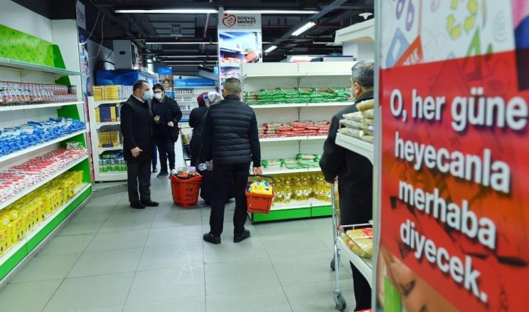 Beyoğlu’nda ihtiyaç sahiplerinin yüzü sosyal market ile gülüyor