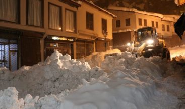 Bitlis Belediyesinin karla mücadelesi gecede devam ediyor