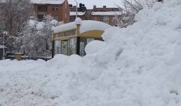 Bitlis’te otobüs durakları ve tek katlı evler karda kayboldu